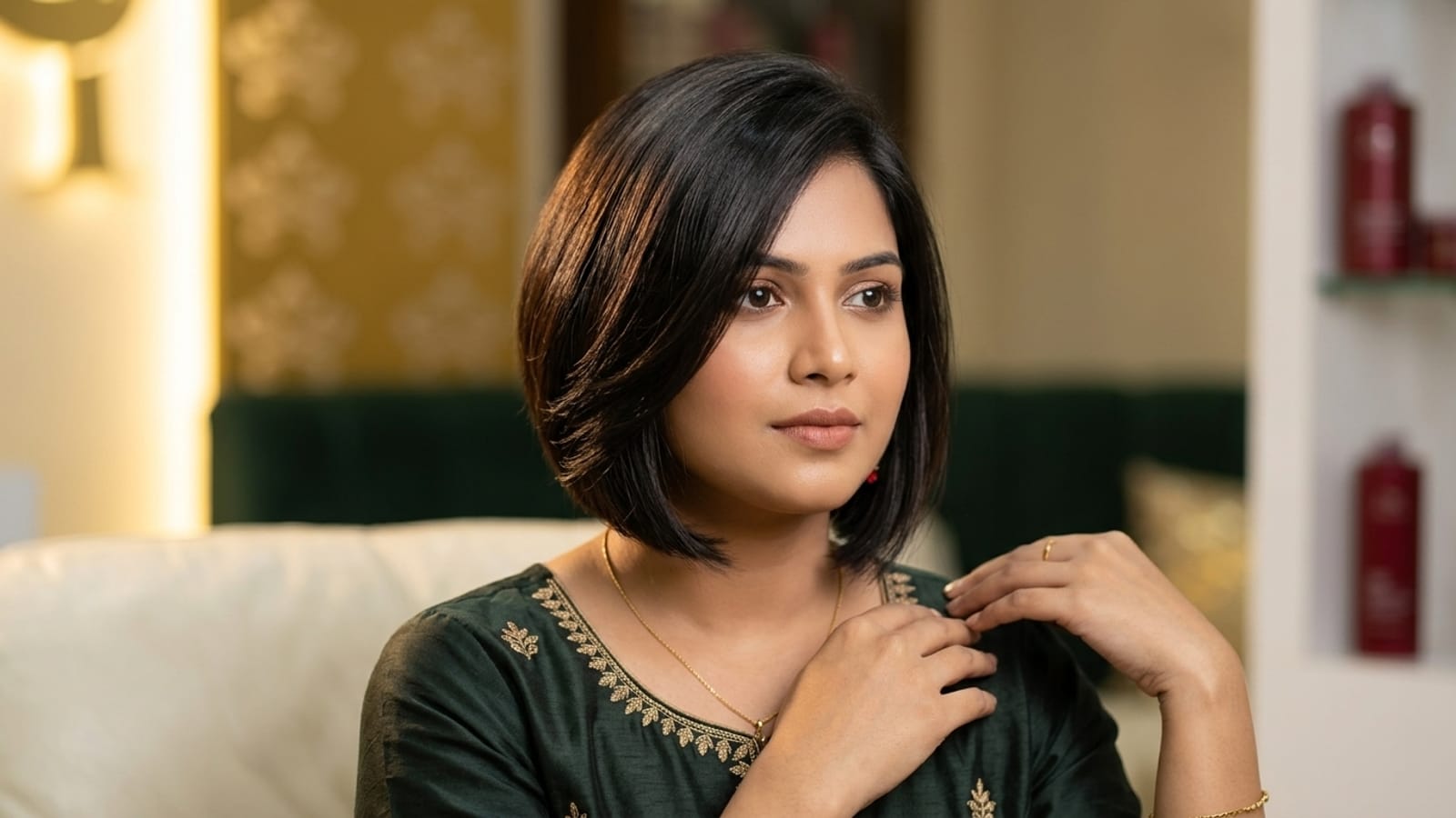 Best Haircuts for Round Face Women in 2026